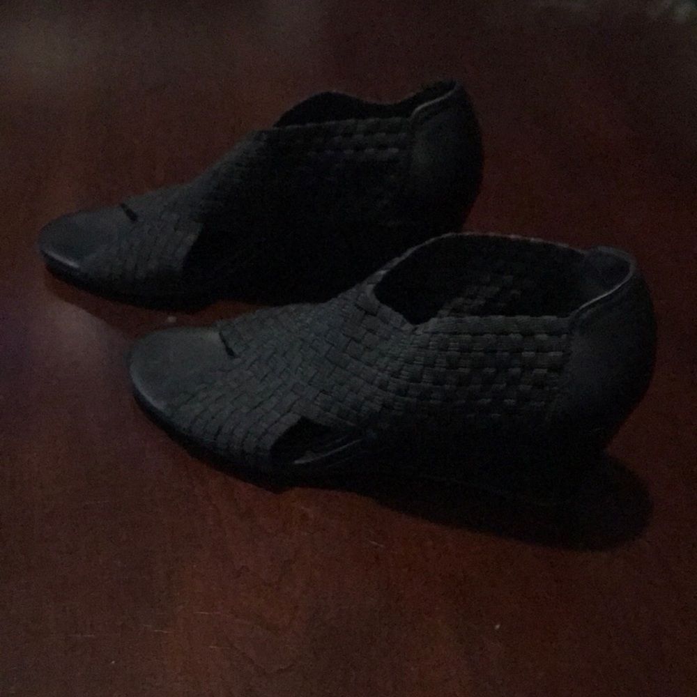 Impo stretch black weave wedge